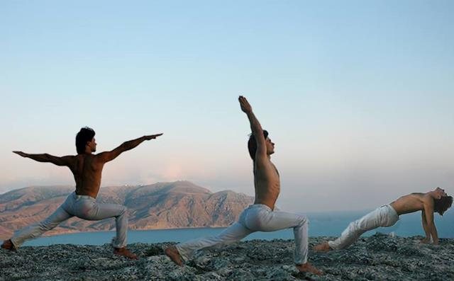 Postures de yoga au lever du jour